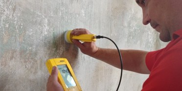 Měření vlhkosti zdiva mikrovlnou sondou.